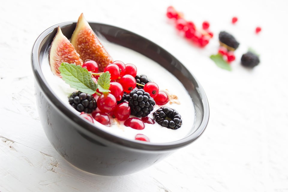 Yoghurt berries breakfast